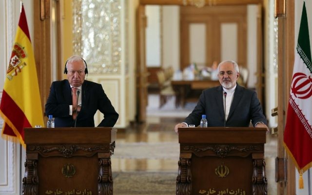 Le ministre espagnol des Affaires étrangères Jose Manuel Garcia Margallo aux côtés de son homologue iranien, Mohammad Javad Zarif à une conférence de presse à Téhéran, le 7 septembre 2015 (Crédit : AFP) Le ministre espagnol des Affaires étrangères Jose Manuel Garcia Margallo aux côtés de son homologue iranien, Mohammad Javad Zarif à une conférence de presse à Téhéran, le 7 septembre 2015 (Crédit : AFP)