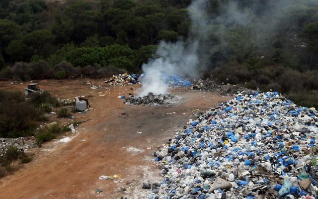 Des ordures dans une décharge temporaire située dans une zone boisée dans le domaine de Qunnabet Broumana au nord de Beyrouth, le 7 septembre, 2015. (Crédit : AFP PHOTO / JOSEPH EID)