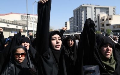 Des manifestantes iraniennes crient des slogans lors d'une manifestation sur la place Enghelab à Téhéran contre l'Arabie saoudite après la mort d'au moins 155 pèlerins iraniens dans une bousculade au hajj annuel, le 25 septembre, 2015. (Crédit : AFP PHOTO / ATTA KENARE)