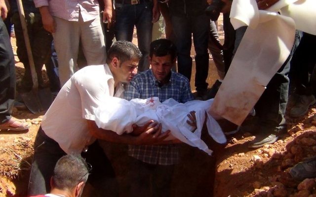 Le père d'Ayral Krudi enterre ses deux fils et son épouse le 4 septembre 2015 (Crédit : ANHA / AFP) Le père d'Ayral Krudi enterre ses deux fils et son épouse le 4 septembre 2015 (Crédit : ANHA / AFP)