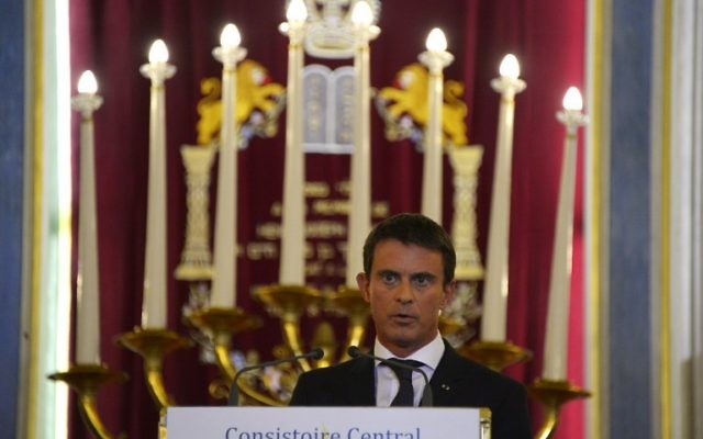Le Premier ministre français Manuel Valls prononce un discours à la synagogue Nazareth, dans le cadre de la présentation des voeux de bonnes années de l'Etat français à la communauté juive, le 8 septembre, 2015 Paris (Crédit : AFP PHOTO / BERTRAND GUAY) Le Premier ministre français Manuel Valls prononce un discours à la synagogue Nazareth, dans le cadre de la présentation des voeux de bonnes années de l'Etat français à la communauté juive, le 8 septembre, 2015 Paris (Crédit : AFP PHOTO / BERTRAND GUAY)