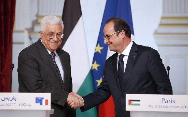 Le président français François Hollande (à droite) serre la main du président de l'Autorité palestinienne, Mahmoud Abbas, après une conférence de presse à l'Elysée à Paris le 22 septembre 2015 (Crédit : AFP PHOTO / PATRICK KOVARIK) Le président français François Hollande (à droite) serre la main du président de l'Autorité palestinienne, Mahmoud Abbas, après une conférence de presse à l'Elysée à Paris le 22 septembre 2015 (Crédit : AFP PHOTO / PATRICK KOVARIK)