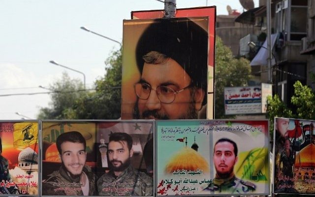 Un fichier image pris le 21 septembre 2015 montre un portrait de Hassan Nasrallah (en haut), le chef du mouvement du Hezbollah du Liban, et des portraits de membres tués au combat affichés dans une rue de la capitale syrienne, Damas. (Crédit : AFP PHOTO / JOSEPH EID) Un fichier image pris le 21 septembre 2015 montre un portrait de Hassan Nasrallah (en haut), le chef du mouvement du Hezbollah du Liban, et des portraits de membres tués au combat affichés dans une rue de la capitale syrienne, Damas. (Crédit : AFP PHOTO / JOSEPH EID)