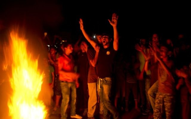 Des Palestiniens prennent part à une manifestation contre une crise de l'électricité à Rafah dans la bande sud de Gaza 14 septembre 2015. (AFP PHOTO / SAID KHATIB)