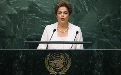 NEW YORK : La Présidente du Brésil Dilma Rousseff lors de son discours à la séance d'ouverture de l'Assemblée générale des Nations unies le 28 septembre  2015 à New York City (Crédit : John Moore / Getty Images / AFP)