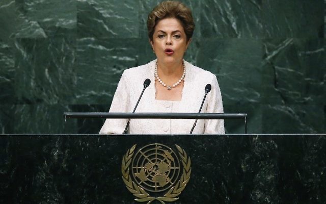 NEW YORK : La Présidente du Brésil Dilma Rousseff lors de son discours à la séance d'ouverture de l'Assemblée générale des Nations unies le 28 septembre  2015 à New York City (Crédit : John Moore / Getty Images / AFP)