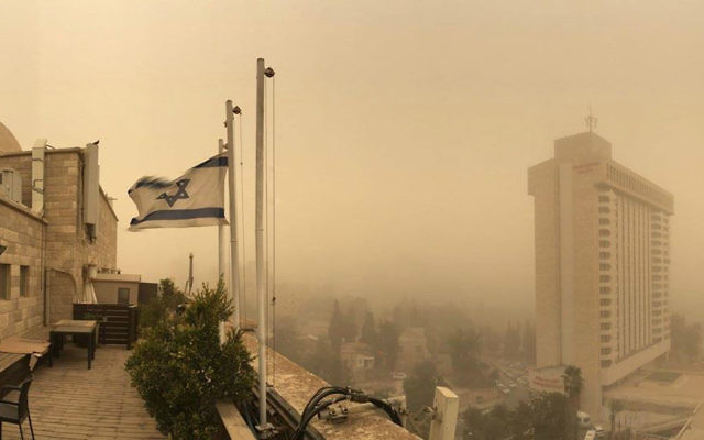 Vue d'un toit du ciel devenu flou pendant une tempête de sable à Jérusalem, le 8 septembre, 2015 (Crédit : Joe Hyams)