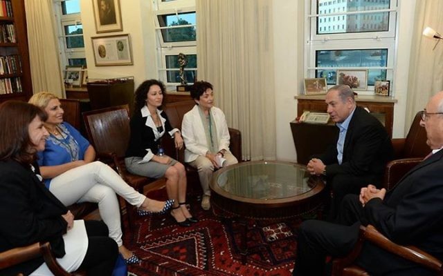 Benjamin Netanyahu rencontre les responsables de l'ONG Women Wage Peace - 1er septembre 2015 (crédit : Facebook/Page de Benjamin Netanyahu) Benjamin Netanyahu rencontre les responsables de l'ONG Women Wage Peace - 1er septembre 2015 (crédit : Facebook/Page de Benjamin Netanyahu)