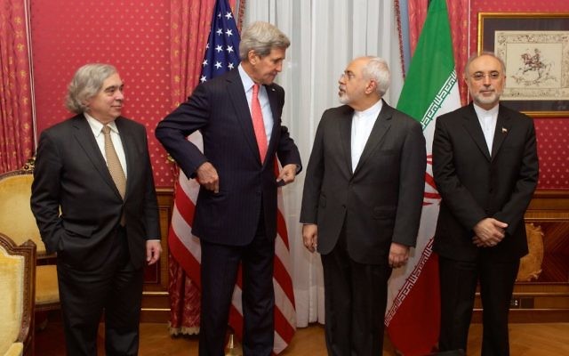 De gauche à droite, Ernest Moniz, John Kerry, et Mohammad Javad Zarif et Ali Akhbar Salehi en Suisse en mars 2015 (Crédit: Département d'Etat américain) De gauche à droite, Ernest Moniz, John Kerry, et Mohammad Javad Zarif et Ali Akhbar Salehi en Suisse en mars 2015 (Crédit: Département d'Etat américain)