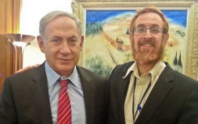 Benjamin Netanyahu et le rabbin Yehuda Glick avec le guide rédigé par Yehuda Glick sur le mont du Temple, le 19 août 2015. (Crédit : autorisation Yehuda Glick) Benjamin Netanyahu et le rabbin Yehuda Glick avec le guide rédigé par Yehuda Glick sur le mont du Temple, le 19 août 2015. (Crédit : autorisation Yehuda Glick)