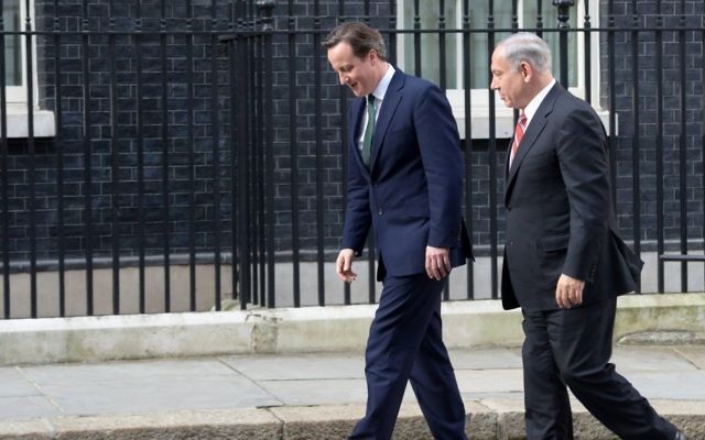 Le Premier ministre Benjamin Netanyahu avec le Premier ministre britannique David Cameron à Londres, le 17 avril 2013 (Crédit : Amos Ben Gershom / GPO / Flash90)