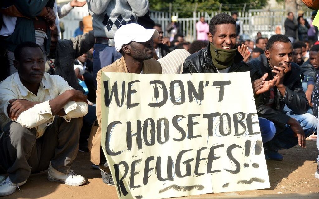 "On ne choisit pas d'être des réfugiés", peut-on lire sur la pancarte tenue par des migrants africains lors d'un sit-in à Levinsky dans le sud de Tel Aviv en janvier 2014 (Crédit : Yossi Zeliger/Flash90) "On ne choisit pas d'être des réfugiés", peut-on lire sur la pancarte tenue par des migrants africains lors d'un sit-in à Levinsky dans le sud de Tel Aviv en janvier 2014 (Crédit : Yossi Zeliger/Flash90)