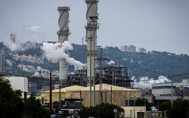 Pollution dans la ville israélienne de Haïfa, le 15 avril 2015. (Basel Awidat / Flash90) Pollution dans la ville israélienne de Haïfa, le 15 avril 2015. (Basel Awidat / Flash90)