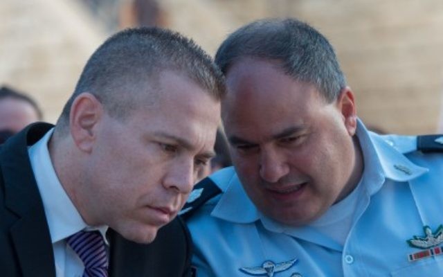 Le ministre de la Sécurité intérieure, Gilad Erdan (à gauche) avec le commissaire de police adjoint, Bentzi Sau à Jérusalem le 7 septembre 2015. (Crédit : Yonatan Sindel / Flash90)