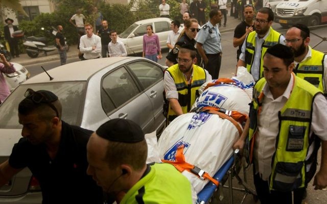 Les secouristes de  Zaka portent un corps dans le quartier de Romema à Jérusalem, où un couple a été retrouvé mort après avoir inhalé du gaz, le mardi 8 septembre 2015 (Crédit : Yonatan Sindel / Flash90)