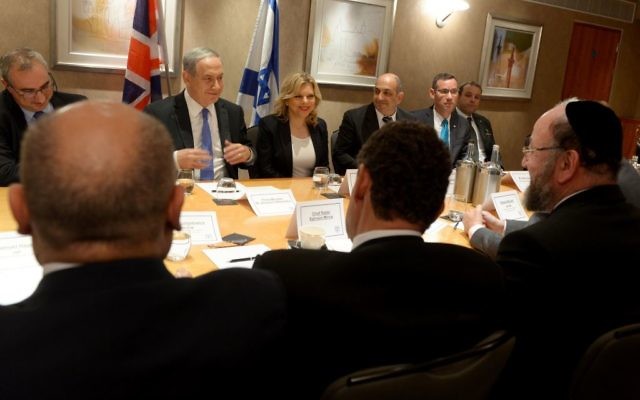 Le Premier ministre israélien Benjamin Netanyahu et son épouse Sara rencontrant les dirigeants juifs du Royaume-Uni, y compris le Grand Rabbin Ephraïm Mirvis (en bas à droite) à Londres, le 9 septembre 2015 (Crédit : Avi Ohayon / GPO)