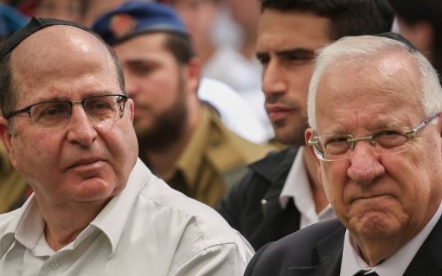 Reuven Rivlin, à droite, et le ministre de la Défense Moshe Ya'alon vus à une cérémonie marquant les 42 ans depuis la guerre de Yom Kippour, tenue au cimetière militaire du mont Herzl à Jérusalem, le 24 septembre, 2015. (Crédit :Hadas Parush / Flash90) Reuven Rivlin, à droite, et le ministre de la Défense Moshe Ya'alon vus à une cérémonie marquant les 42 ans depuis la guerre de Yom Kippour, tenue au cimetière militaire du mont Herzl à Jérusalem, le 24 septembre, 2015. (Crédit :Hadas Parush / Flash90)