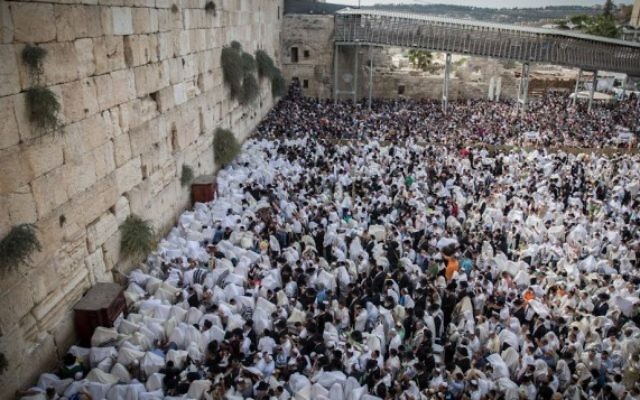 Prière des Kohanim au mur Occidental à Jérusalem, le 30 septembre 2015 (Crédit : Flash90) Prière des Kohanim au mur Occidental à Jérusalem, le 30 septembre 2015 (Crédit : Flash90)