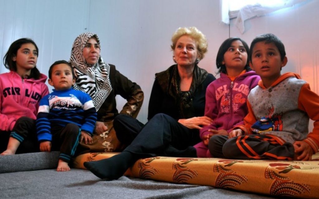 Dr Georgette Bennett, chef de l'Alliance multiconfessionnelle pour les réfugiés syriens, avec une famille dans le camp de réfugiés de Jordanie Zaarati en février 2015. (Crédit : Autorisation) Dr Georgette Bennett, chef de l'Alliance multiconfessionnelle pour les réfugiés syriens, avec une famille dans le camp de réfugiés de Jordanie Zaarati en février 2015. (Crédit : Autorisation)