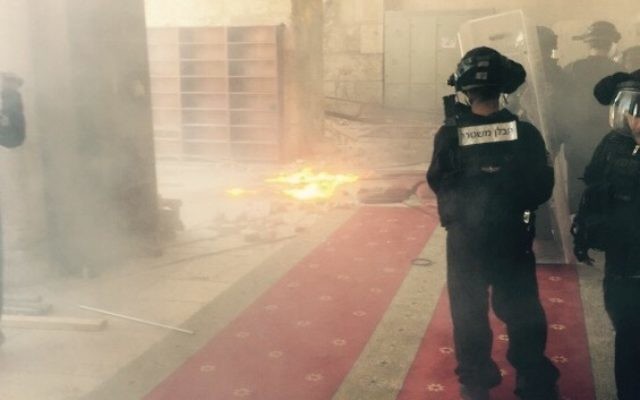 De nouveaux affrontements ont éclaté entre la police israélienne et les émeutiers palestiniens sur le mont du Temple à Jérusalem, le 28 Septembre 2015 (Crédit : Police israélienne)
