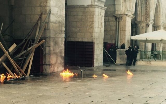 De petits incendies ont éclaté sur le mont du Temple après que les émeutiers palestiniens ont  jeté des cocktails Molotov sur les forces de police israéliennes, le lundi 28 septembre 2015 (Crédit : police israélienne)