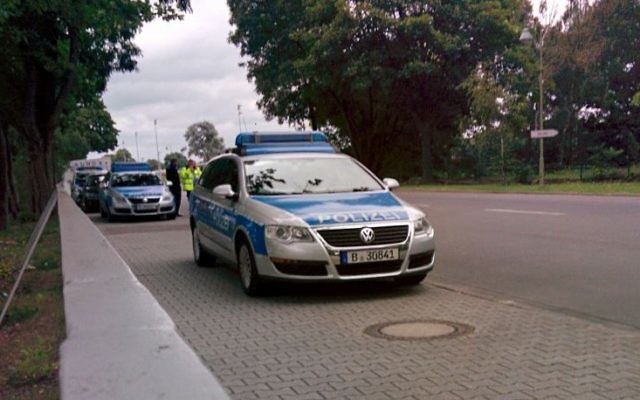 Des agents de police à l'intérieur du Parc olympique de Berlin, en août 2015, où les Maccabiades ont eu lieu. (Crédit : Ilan Ben Zion / Times of Israël) Des agents de police à l'intérieur du Parc olympique de Berlin, en août 2015, où les Maccabiades ont eu lieu. (Crédit : Ilan Ben Zion / Times of Israël)