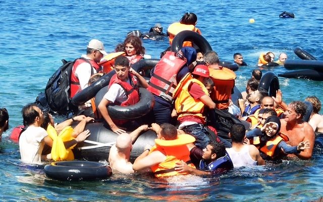 Les équipes d'IsraAID aidant des réfugiés à atteindre le rivage après que leur bateau se soit renversé au large de la côte grecque, le 13 septembre 2015 (Photo: Autorisation IsraAid)