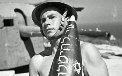 Un soldat de la brigade juive portant une ogive où l'on peut lire 'cadeau pour Hitler' Un soldat de la brigade juive portant une ogive où l'on peut lire 'cadeau pour Hitler'