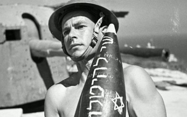 Un soldat de la brigade juive portant une ogive où l'on peut lire 'cadeau pour Hitler'