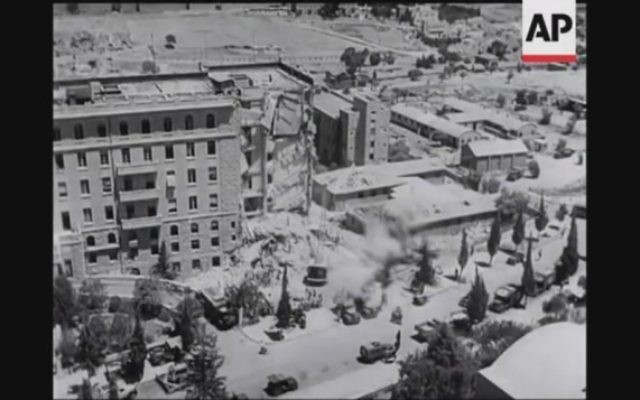 L'aile sud de l'Hôtel King David à Jérusalem après l'attentat terroriste de 1946 (Capture d'écran YouTube / British Movietone) L'aile sud de l'Hôtel King David à Jérusalem après l'attentat terroriste de 1946 (Capture d'écran YouTube / British Movietone)