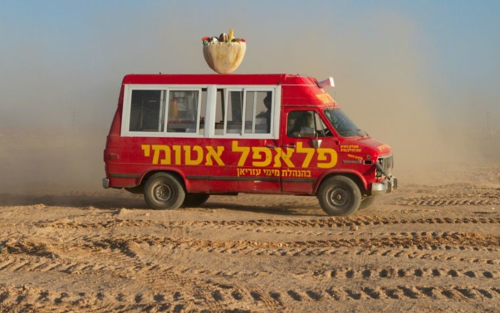 Le van 'Atomic Falafel' qui parcourt le désert pour servir des boules de pois chiches frites aux clients (Crédit : Autorisation Dror Shaul) Le van 'Atomic Falafel' qui parcourt le désert pour servir des boules de pois chiches frites aux clients (Crédit : Autorisation Dror Shaul)