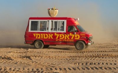 Le van 'Atomic Falafel' qui parcourt le désert pour servir des boules de pois chiches frites aux clients (Crédit : Autorisation Dror Shaul)