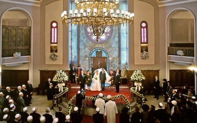 Un mariage juif à la synagogue Neve Shalom à Istanbul, Turquie. (Crédit : Avec l'aimable autorisation de la communauté juive turque ) Un mariage juif à la synagogue Neve Shalom à Istanbul, Turquie. (Crédit : Avec l'aimable autorisation de la communauté juive turque )