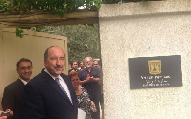 Le directeur du ministère des Affaires étrangères, Dore Gold, assistant à la cérémonie de réouverture de l'ambassade d'Israël au Caire, en Egypte, le mercredi 9 septembre 2015 (Crédit : Ministère des Affaires étrangères)
