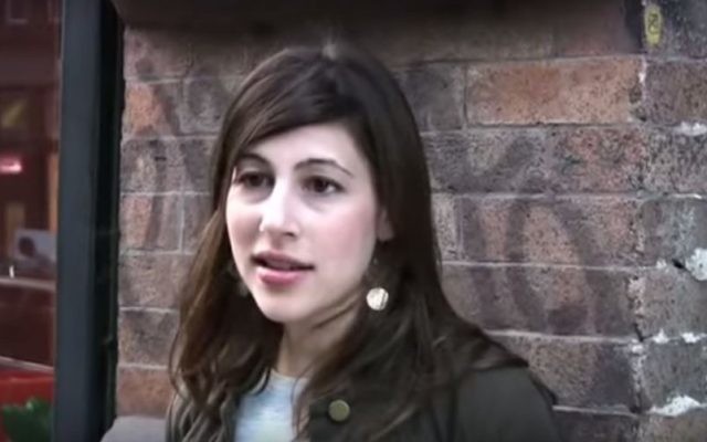 Alana Shultz, ancienne directrice des programmes de la Congrégation Shearith Israel, dit qu'elle a été licenciée en juillet 2015 parce qu'elle était enceinte au moment de son mariage. (Crédit : capture d'écran YouTube) Alana Shultz, ancienne directrice des programmes de la Congrégation Shearith Israel, dit qu'elle a été licenciée en juillet 2015 parce qu'elle était enceinte au moment de son mariage. (Crédit : capture d'écran YouTube)