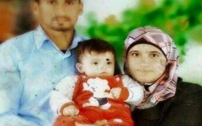 Saad et Riham Dawabsha, avec leur bébé Ali. Tous les trois sont morts lorsque leur maison dans le village de Douma, en Cisjordanie, a été incendiée par des extrémistes juifs présumés, le 31 juillet 2015 (Crédit : capture d'écran Deuxième chaîne)