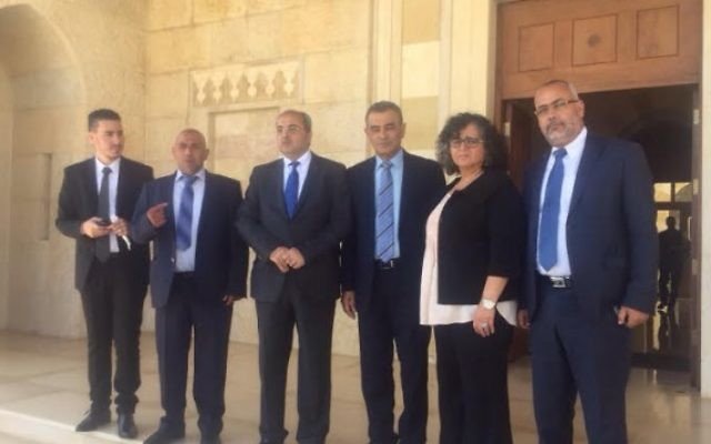 La délégation de députés israéliens de la Liste arabe unie à Amman, en Jordanie, le 20 septembre 2015. De droite à gauche: Oussama Silwadi, Aida Touma-Silman, Dr Jamal Zahalka, Ahmed Tibi, Taleb Abu Arar (Autorisation: Liste arabe unie)