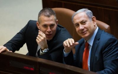 Le Premier ministre Benjamin Netanyahu (à droite) et le ministre de la Sécurité intérieure Gilad Erdan à la Knesset, à Jérusalem, le 7 septembre 2015. (Crédit : Yonatan Sindel / Flash90)