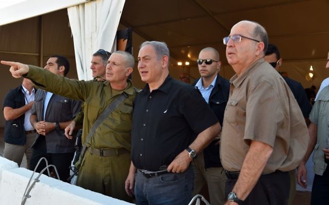Le Premier ministre Benjamin Netanyahu (au centre) et le ministre de la Défense Moshe Yaalon (à droite), en visite le long d'une clôture prévue le long de la partie sud de la frontière entre Israël et la Jordanie, le 6 septembre 2015 (Crédit : Ariel Harmoni / Ministère de la Défense) Le Premier ministre Benjamin Netanyahu (au centre) et le ministre de la Défense Moshe Yaalon (à droite), en visite le long d'une clôture prévue le long de la partie sud de la frontière entre Israël et la Jordanie, le 6 septembre 2015 (Crédit : Ariel Harmoni / Ministère de la Défense)