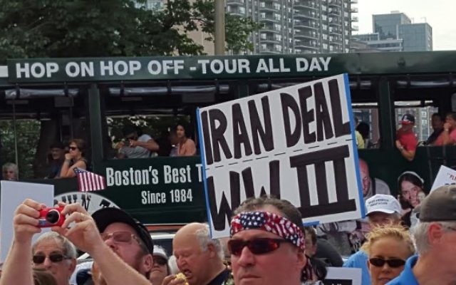 Manifestation devant le Parlement de l'Etat du  Massachusetts à Boston  le 30 août 2015, pour protester contre l'accord nucléaire avec l'Iran  (Crédit photo: Matt Lebovic / The Times of Israel)