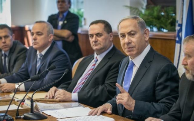 Le Premier ministre Benjamin Netanyahu dirige la réunion hebdomadaire du cabinet au bureau du Premier ministre à Jérusalem le 20 septembre 2015 (Crédit photo: Ohad Zwigenberg / Pool / Flash90) Le Premier ministre Benjamin Netanyahu dirige la réunion hebdomadaire du cabinet au bureau du Premier ministre à Jérusalem le 20 septembre 2015 (Crédit photo: Ohad Zwigenberg / Pool / Flash90)