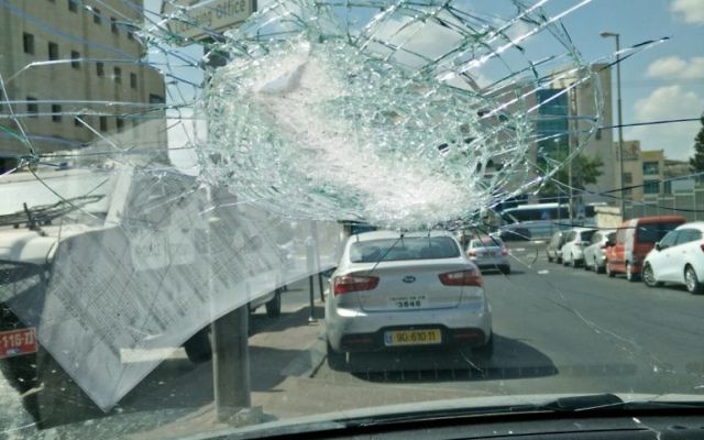 Le pare-brise d'une voiture heurté par un rocher près de Jérusalem le 21 septembre 2015. (Crédit : Autorisation)