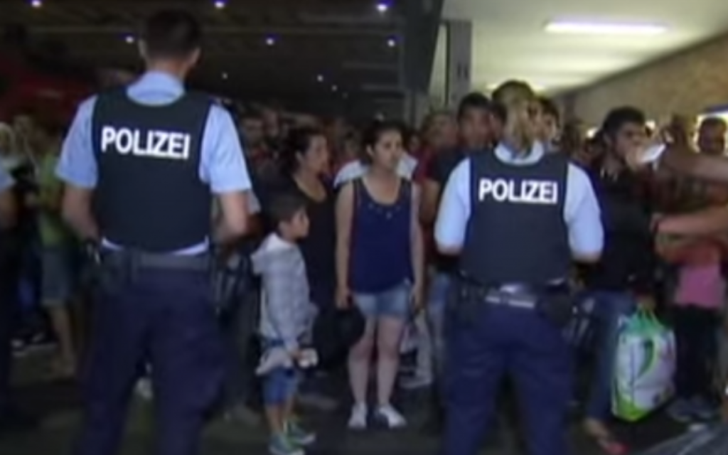Des réfugiés syriens arrivant à Munich en train (Crédit : Capture d'écran YouTube/Euronews) Des réfugiés syriens arrivant à Munich en train (Crédit : Capture d'écran YouTube/Euronews)