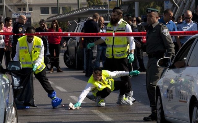 Des secouristes israéliens là où un Palestinien a poignardé un soldat israélien à plusieurs reprises dans une attaque terroriste, à la gare HaHagana de Tel-Aviv, le 10 novembre 2014. (Crédit : Amir Levy/Flash90) Des secouristes israéliens là où un Palestinien a poignardé un soldat israélien à plusieurs reprises dans une attaque terroriste, à la gare HaHagana de Tel-Aviv, le 10 novembre 2014. (Crédit : Amir Levy/Flash90)