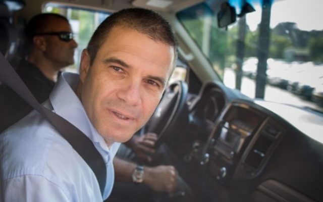 Gal Hirsch, un ancien général de Tsahal pressenti  pour être le prochain chef de la police israélienne, arrive pour témoigner devant la Commission Turkel qui doit se prononcer sur sa nomination, à Jérusalem le 1er septembre 2015  (Crédit photo: Yonatan Sindel / Flash90)