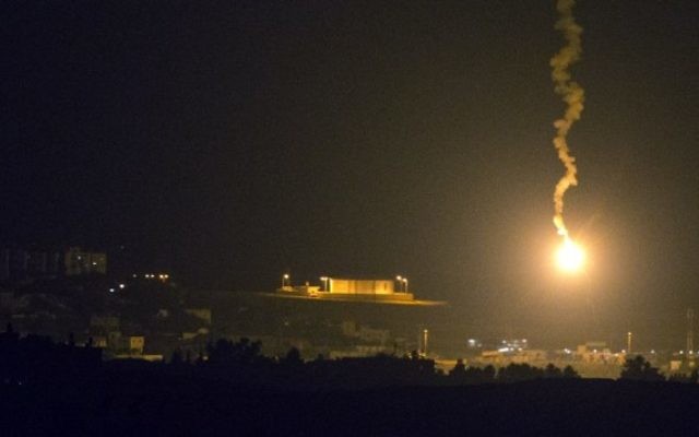 Une photo prise à partir de la frontière sud d'Israël avec la bande de Gaza montre des fusées éclairantes israéliennes au dessus de l'enclave côtière palestinienne, le 7 juillet 2014 (Crédit photo: Jack Guez / AFP) Une photo prise à partir de la frontière sud d'Israël avec la bande de Gaza montre des fusées éclairantes israéliennes au dessus de l'enclave côtière palestinienne, le 7 juillet 2014 (Crédit photo: Jack Guez / AFP)