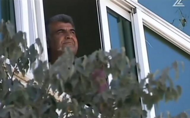 Faiz Abu Hamadia regardant par la fenêtre de sa maison à Hébron. Abu Hamadia a sauvé cinq étudiants d'une yeshiva qui sont accidentellement entrés dans la ville et sont devenus les victimes d'émeutes Palestiniennes (Crédit : Capture d'écran Deuxième chaîne) Faiz Abu Hamadia regardant par la fenêtre de sa maison à Hébron. Abu Hamadia a sauvé cinq étudiants d'une yeshiva qui sont accidentellement entrés dans la ville et sont devenus les victimes d'émeutes Palestiniennes (Crédit : Capture d'écran Deuxième chaîne)