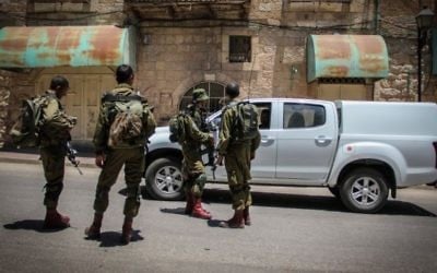 Des soldats israéliens dans la ville de Hébron en Cisjordanie, le 10 juillet 2015 (Crédit photo: Garrett Mills / Flash90)