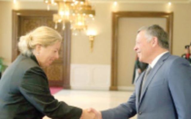 Einat Shlein, nouvelle ambassadrice d'Israël en Jordanie, est accueilli par le roi Abdallah à Amman, le 7 septembre 2015. (Crédit : autorisation) Einat Shlein, nouvelle ambassadrice d'Israël en Jordanie, est accueilli par le roi Abdallah à Amman, le 7 septembre 2015. (Crédit : autorisation)