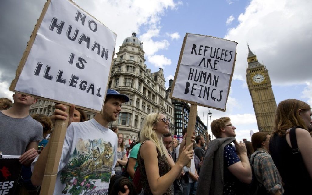 Des manifestants devant le Parlement britannique lors d'un rassemblement pro-réfugiés dans le centre de Londres, le 12 septembre 2015 (Crédit photo: JustinTallis / AFP) Des manifestants devant le Parlement britannique lors d'un rassemblement pro-réfugiés dans le centre de Londres, le 12 septembre 2015 (Crédit photo: JustinTallis / AFP)